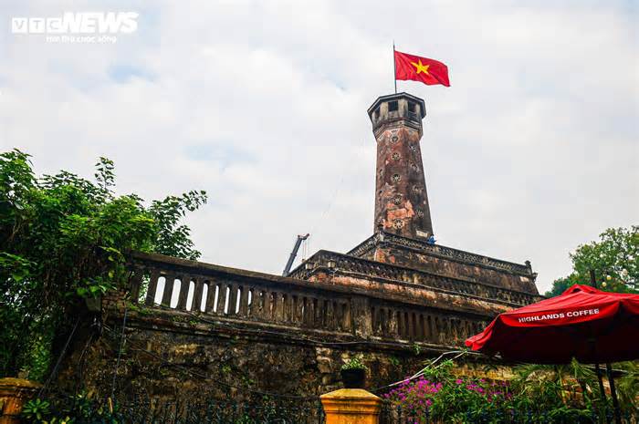Di tích lịch sử văn hoá Cột cờ Hà Nội bị vẽ bậy, khuôn viên lem nhem