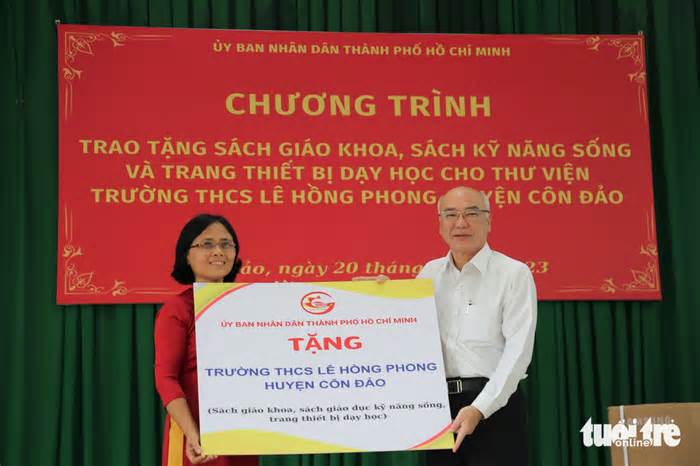Đoàn đại biểu TP.HCM trao quà, thiết bị học tập tại Côn Đảo