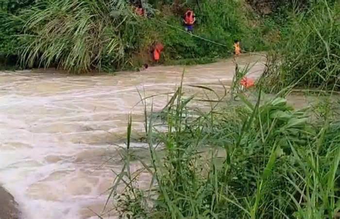 Người chú bị nước cuốn trôi trên đường chở cháu đến trường