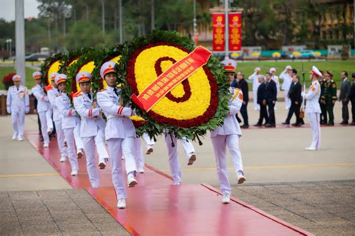 Lãnh đạo Đảng, Nhà nước vào Lăng viếng Bác nhân kỷ niệm 95 năm Ngày thành lập Đảng