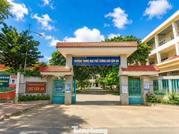 Cả trường bị hạ thi đua, cắt khen thưởng nhưng 'không biết sai ở đâu'