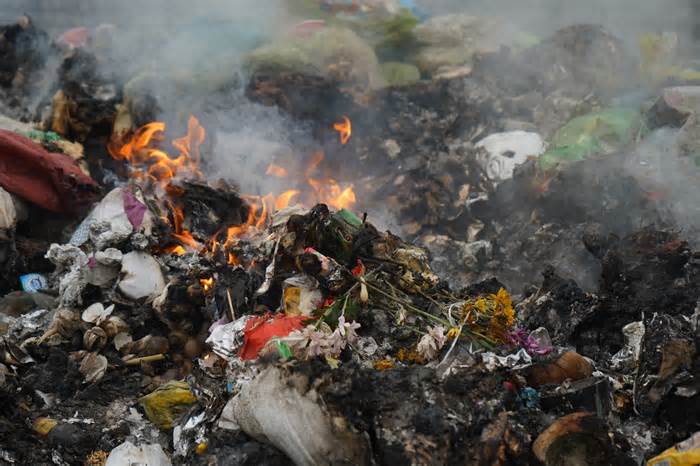 Hải Phòng: Ngộp thở vì bãi rác âm ỉ cháy cả ngày