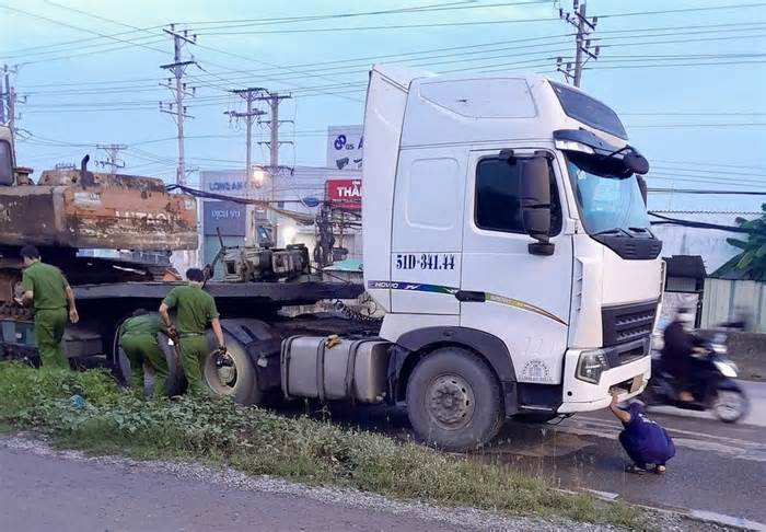 Tự té trên Quốc lộ 1, 2 người đi xe máy bị xe container cán tử vong