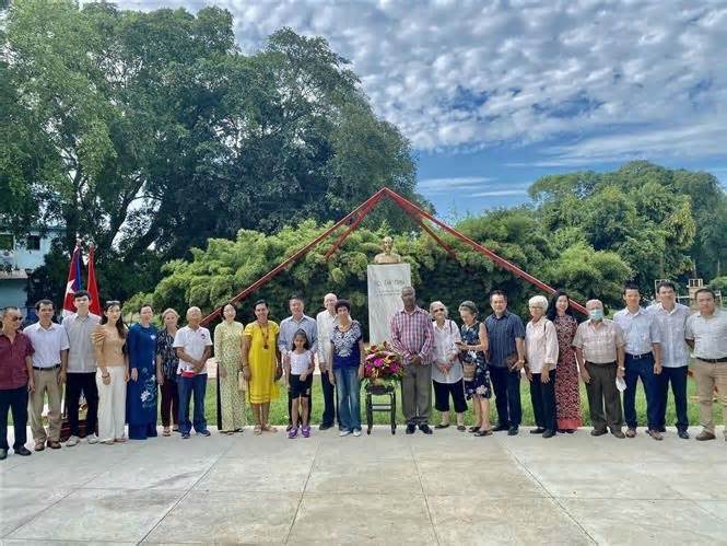 Cộng đồng người Việt tại Cuba tưởng niệm Chủ tịch Hồ Chí Minh