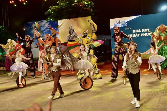 Đông đảo người dân thưởng thức Liên hoan nhạc kèn và múa rối TP.HCM 2023