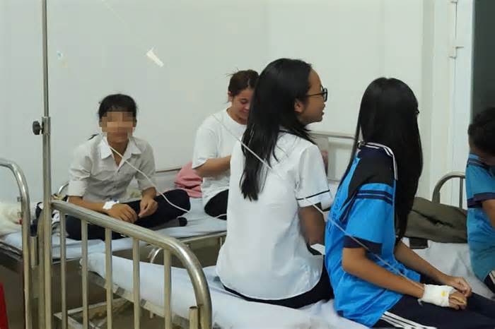 30 học sinh nhập viện sau khi ăn kẹo