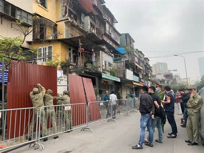 Hà Nội: Rào tôn xung quanh chung cư nguy hiểm cấp độ D, 21 hộ dân vẫn chưa di dời