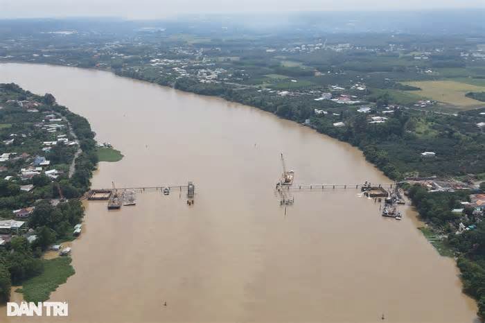 Tất bật trên công trường xây dựng cầu nối Bình Dương với Đồng Nai