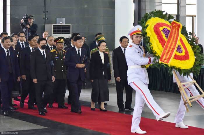 Phu nhân Tổng Bí thư, Chủ tịch nước Lào nghẹn ngào chia buồn cùng phu nhân Tổng Bí thư Nguyễn Phú Trọng
