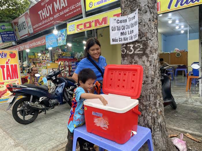 Cơm 'treo' ở Sài Gòn