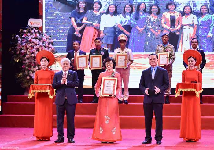 Đối ngoại trong tuần: Vinh quang Việt Nam vinh danh Vụ Ngoại giao Văn hoá và UNESCO; kỷ niệm 134 năm ngày sinh Chủ tịch Hồ Chí Minh ở nước ngoài