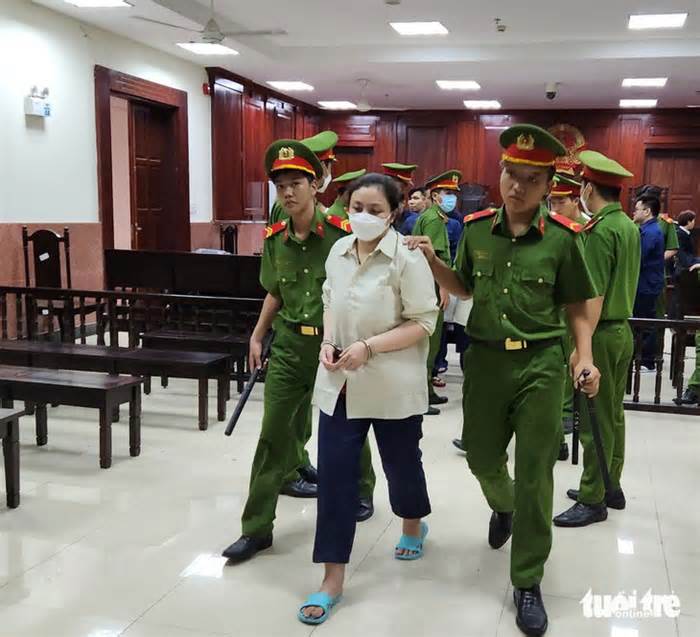 Vụ Quân ‘xa lộ’: Nữ giám đốc được giảm án, trả tự do tại tòa