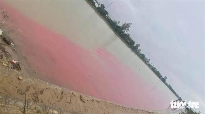 Một đoạn sông Hiếu bị nhuộm đỏ quạch ven bờ