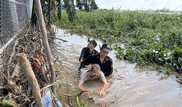 Hàng chục người lao xuống sông trốn khi cảnh sát đột kích sòng bạc