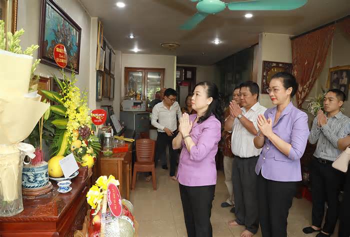 Bộ trưởng Đào Hồng Lan thăm gia đình Liệt sỹ, bác sỹ Đặng Thùy Trâm
