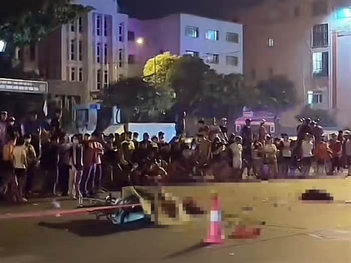 Hà Nội: Hai xe máy va chạm trong đêm, 4 người thương vong
