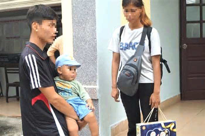 Thực hư vợ chồng trẻ cùng con thơ đi bộ từ Bình Dương về Tuyên Quang vì bị quỵt lương