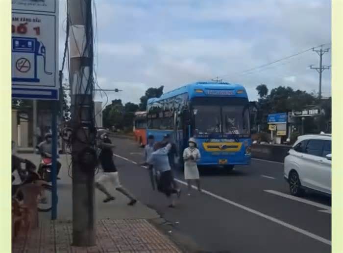 Khách trên xe đò và tài xế xe con đuổi đánh nhau giữa Quốc lộ 1