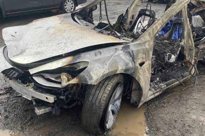 Xe điện Tesla bị tố gặp trục trặc khiến tài xế chết cháy trong xe
