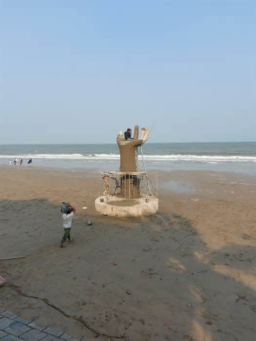 Những ‘bàn tay bê tông’ mọc trên bờ biển ở Thanh Hóa