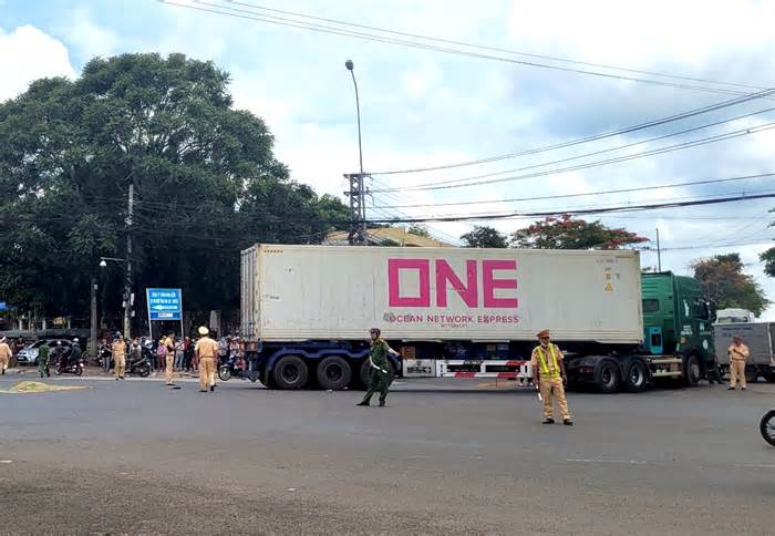 Người đàn ông bị xe đầu kéo cán tử vong ở ngã tư