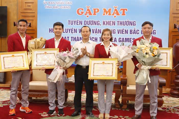 Nguyễn Thị Oanh và đồng nghiệp nhận thưởng lớn ở quê nhà Bắc Giang