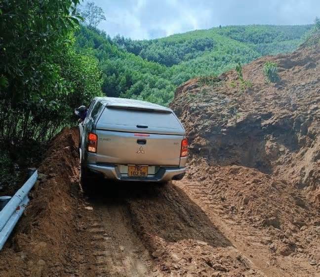 Dọn dẹp 8.000m3 đất đá tràn xuống Tỉnh lộ 624 ở Quảng Ngãi