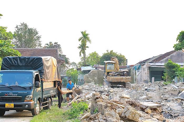 Những dãy nhà hoang trong khuôn viên lăng vua triều Nguyễn được tháo dỡ