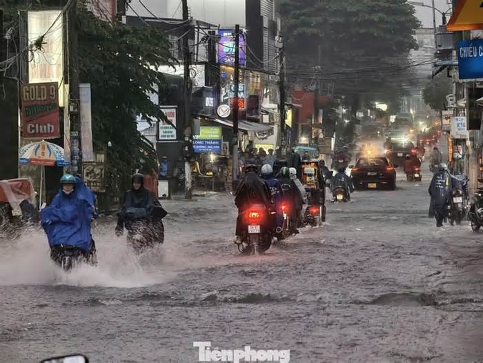 Mưa lớn quay lại Nam Bộ, miền Trung
