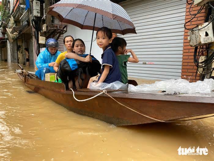 Trường học ngoài đê ngập sâu, học sinh theo cha mẹ tránh lũ