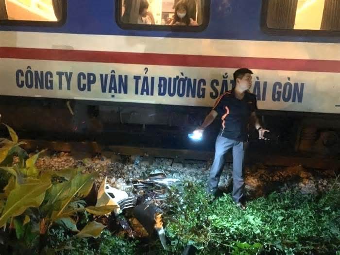 Hà Nội: Va chạm tàu hoả khi cố băng qua đường ray, hai người thương vong