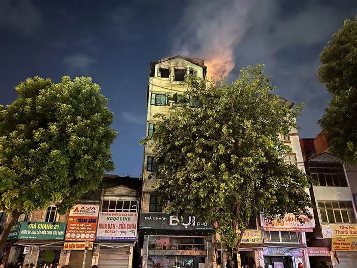Cháy quán trà chanh trên Đường Láng ở Hà Nội gây ùn tắc giao thông