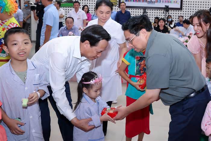 Thủ tướng tặng quà Tết Trung thu cho các bệnh nhân đặc biệt