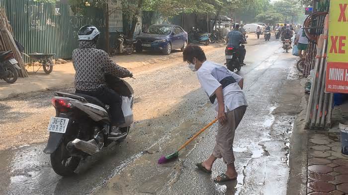 Người dân cam chịu cảnh 'thở bụi' vì sống cạnh con đường đang sửa chữa