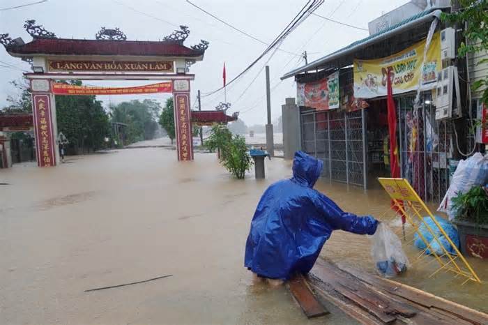 Dân ở vùng nguy hiểm bởi mưa lũ phải di dời, không chấp hành thì cưỡng chế