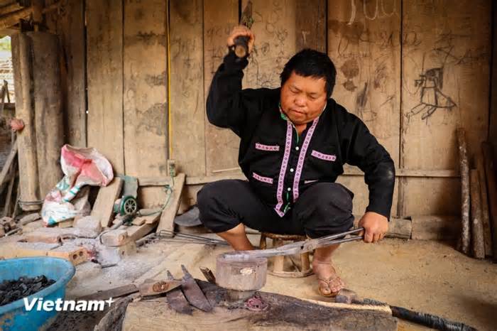 Điện Biên: Người Mông đỏ lửa lò rèn, giữ nét truyền thống của dân tộc