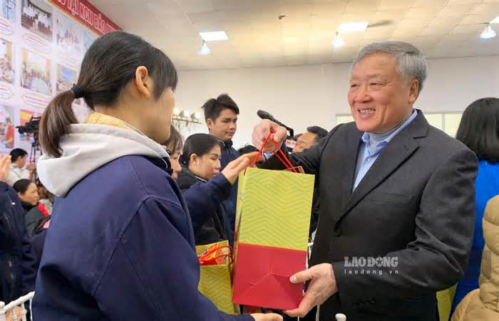 Ủy viên Bộ Chính trị Nguyễn Hòa Bình tặng quà công nhân ở Nam Định