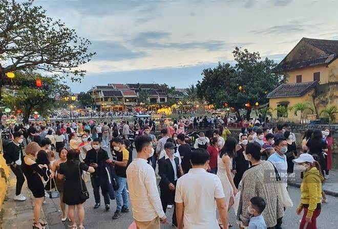 Coi chừng fanpage giả nhưng có tích xanh lừa tiền thật của du khách