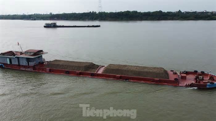 Nhiều tàu thuyền nghi chở quá tải 'thông chốt' cửa ngõ sông Hồng vào Hà Nội