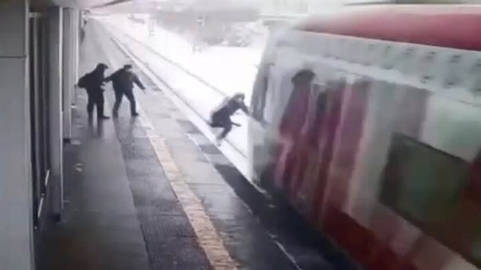 Trêu đùa với bạn, nam thanh niên ngã vào đường ray lúc tàu chạy tới