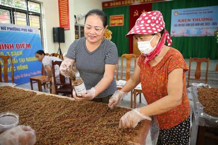 Người miền Trung chế đồ ăn khô gửi đồng bào vùng bão lũ