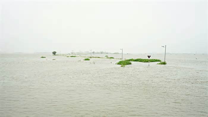 Mưa trắng trời, nhiều nơi ở Huế và Quảng Trị chìm trong biển nước