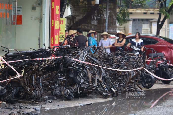 Hiện trường vụ cháy 3 người tử vong thương tâm ở Hà Nội, xác xe nằm la liệt