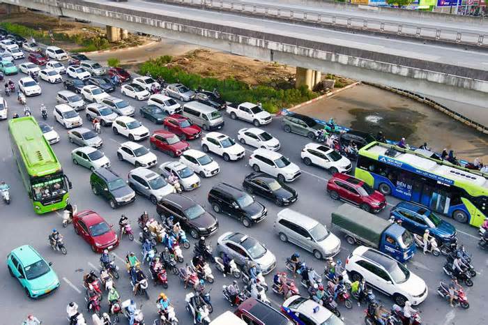 Người dân ùn ùn trở lại Thủ đô, cửa ngõ phía Nam ùn tắc 3km