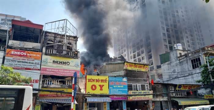 Hà Nội: Tiếng nổ cùng khói đen cuồn cuộn ở tầng tum ngôi nhà trên đường Tam Trinh