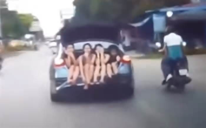Bị phạt vì chở 4 cô gái trong cốp xe