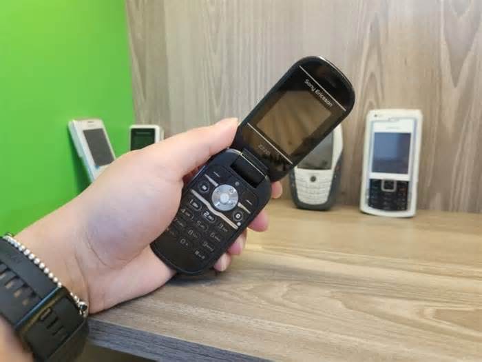 Chuỗi cửa hàng di động loại điện thoại 'cục gạch' 2G khỏi kệ