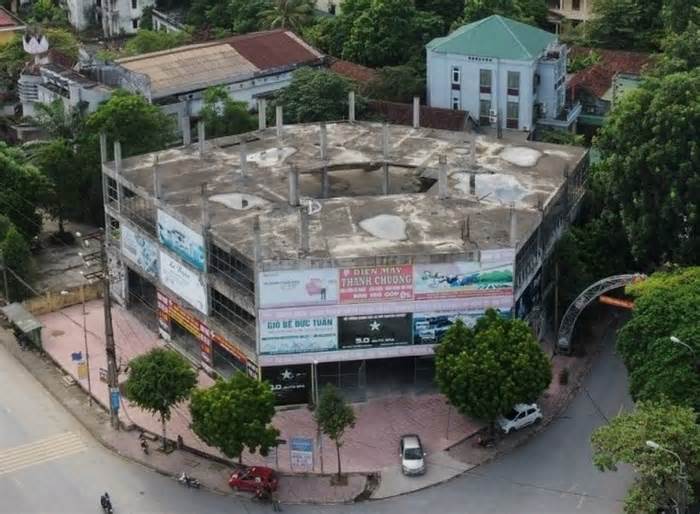 Vì sao dự án tòa nhà Nam Đàn Plaza bỏ hoang 13 năm chưa tháo dỡ?