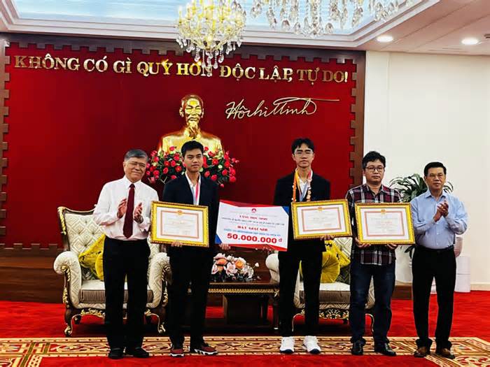 TP.HCM tặng bằng khen và thưởng 50 triệu đồng cho 2 học sinh đạt giải ISEF