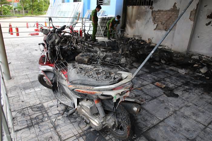 12 xe máy ở bệnh viện bị cháy rụi